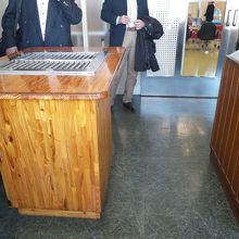 木製・・・喫煙者に優しい心使い、有難うございます。