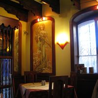 レストランにはムハ（ミュシャ）の模写も飾られています。