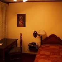 シングルルームは狭く、古くささを感じました。