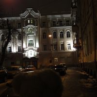 ホステルは右側の建物の４階です！