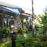 ホテルの前庭からレスランを望む