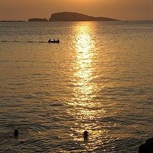 アドリア海の夕日を見ながら泳ぐ人もいるツァヴタットの海辺。