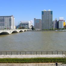 ホテルオークラ新潟のティーラウンジしなのからの眺め