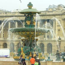 車窓からパチリ〜の コンコルド広場の噴水ざんす