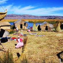 島に到着するとウル族のおばさんがダッシュで駆けつけてくれます