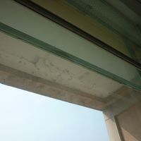 ベランダの上部はぼろぼろ　古いから仕方ないか　窓は二重ガラス