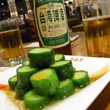 まずはキュウリとビール