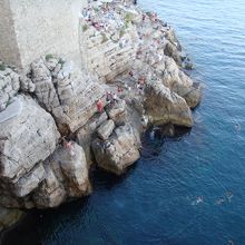 カフェの横の岩場から海に飛び込む人達！！