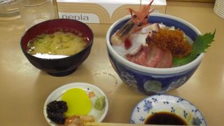 サービスの佃煮と塩辛が嬉しい