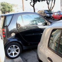 フランスは縦列駐車ではなく、横列駐車？