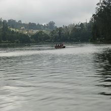 ウーティ湖に浮かぶボート