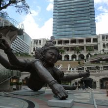 仏像をモチーフにしたユニークなモニュメント