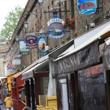 レストランや雑貨屋さんが並んでいます。