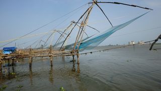 チャイニーズ・フィッシング・ネット、満潮時に集まってくる魚を網ですくい上げる昔ながらの漁法