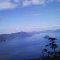 ホテルロビーの壁画の写真です。