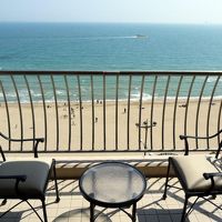 バルコニーにはテーブルセット 