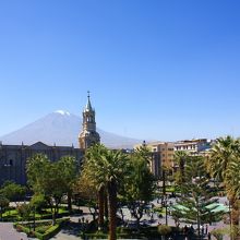 美しいアルマス広場の眺望。ペルー富士のミスティ山も見えます。