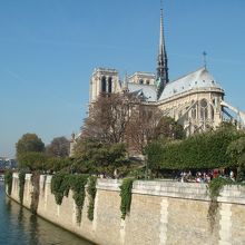 鐘楼に登った後、裏からの建物の佇まいがいい・