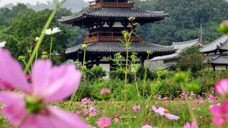 のどかな斑鳩の郷に立つ三重塔（現存する最古の塔）