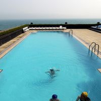 プールに入れば温かです 