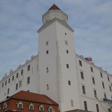 ブラチスラバ城はテーブルをひっくり返したような外観