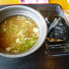 きのこ汁（１００円）ときのこご飯のおにぎり（２個３００円）