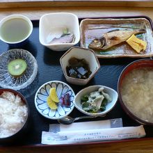 さかた海鮮市場２階のレストラン「とびしま」の朝定食