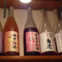 棚にはおいしそうな梅酒がたくさん。