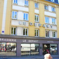 駅正面から出て右を見るとホテルがあります