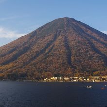 こちらは紅葉やや終わった男体山。