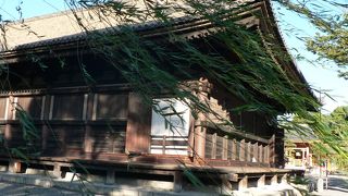 三十三間堂・・・・・・お堂の柱が33本あることから三十三間堂と呼ばれるようになった。１００１体もの千手観音