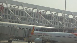 イミグレ通過するとレストランは一件のみ