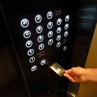 ルームキーを差し込んでから階数を