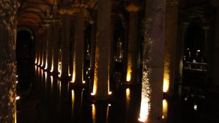 神秘的な地下宮殿とメドゥーサの頭