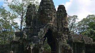 城壁に囲まれた王都、日本とも縁が。 (アンコール・トム)