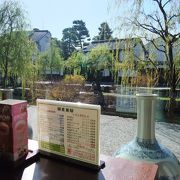 窓から倉敷川を眺めながらゆっくりと食事を楽しめます。