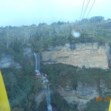 スカイウェイから臨む、Katoombaの滝