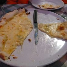 ４種のチーズのピザ（クアットロ　フォルマッジオ）