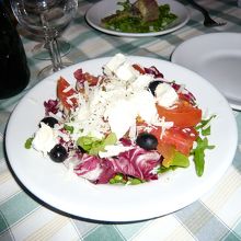 サラダ。チーズも結構入っててボリュームあり。