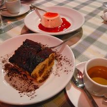 パンナコッタとティラミスとエスプレッソ。ティラミス結構甘い。