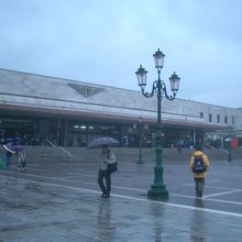 駅舎。この左側の駅舎が大工事中。