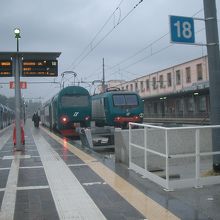 駅構内でみた列車たち。