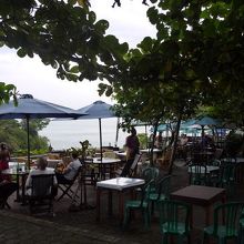 丘の上のテラスで一休み