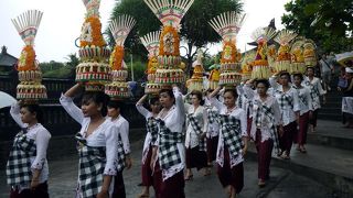 タナロット寺院の満月のお祭りに向かう行列