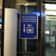 エレベーターで地下へ行きます