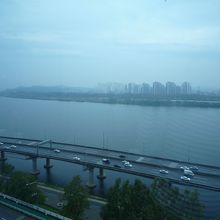 対岸のビルと車、そして漢江。