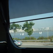 車窓から見た漢江とヨット。