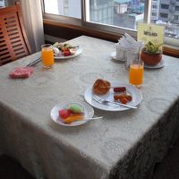 朝食バイキングです。その場で作ってくれるオムレツはナカナカ。