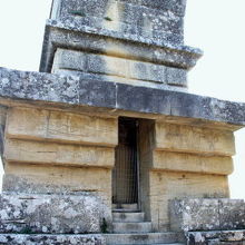 ここから水路に入れるようですが、施錠されてます。