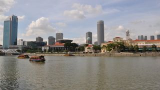 シンガポール川のゆっくりした流れを見ながらお酒が飲めるスポット